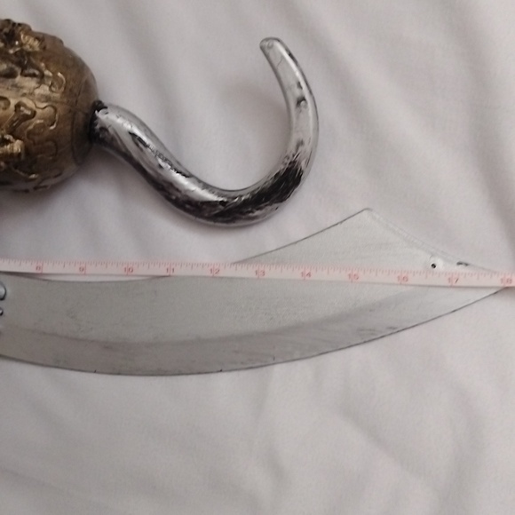 Gymboree Pirate Skull Vampire Cloak Cape Youth M/L (7-12) BONUS Toy Hook & Sword - Picture 16 of 16